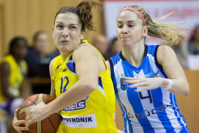 Teja Oblak (GAK) vs. Angelika Theiner (SNV) (Foto: Ľubka Ištoňová)