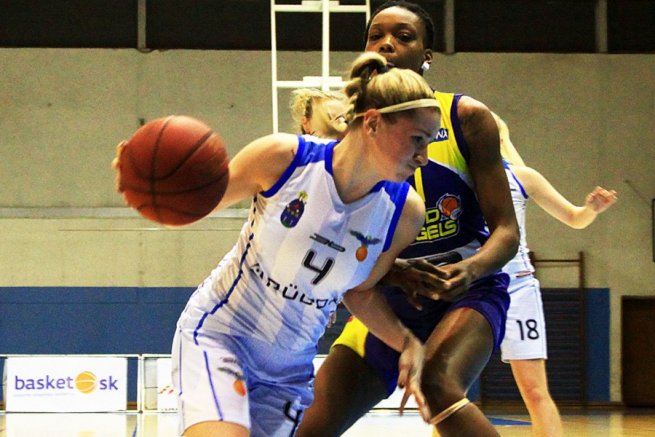 Angelika Theiner (SNV) vs. Toni Young (GAK)