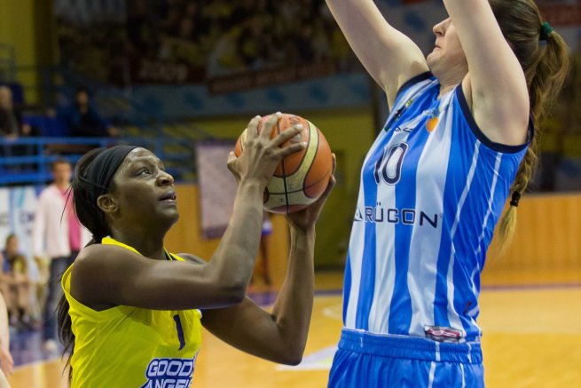 Crystal Langhorne (GAK) vs. Regina Palušná (SNV) (Foto: Ľubka Ištoňová)