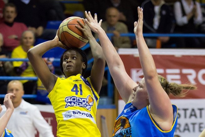 Ta`Shauna Rodgers (GAK) vs. Lucia Krč-Turbová (PNC) (Foto: Ľubka Ištoňová)