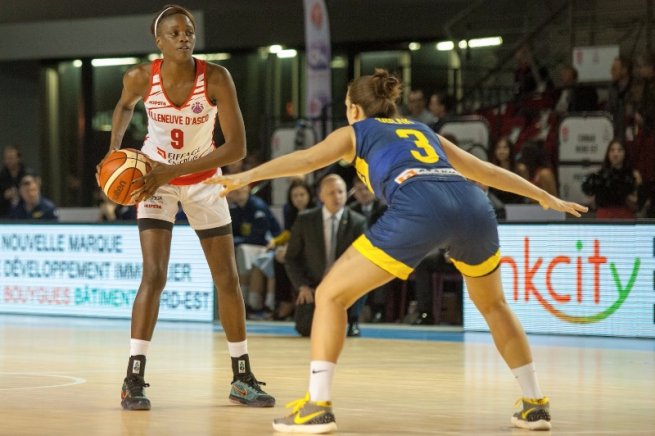 ESBVA Lille Metropole vs. Good Angels Košice, Gomis-Halilovic (9) vs. Oblak (3) (Foto: FIBA / Emmanouel Roussel)