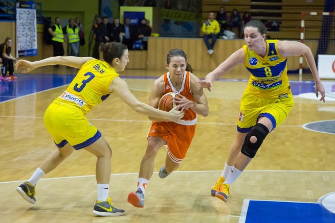 Good Angels Košice vs. MBK Ružomberok, Oblak (3) a Janoščíková (8) vs. Lázárová (10) (Foto: Ľubka Ištoňová)