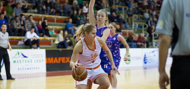 MBK Ružomberok vs. BAM Poprad, Moravčíková (16) vs. Hadačová (11) (Foto: www.mbkruzomberok.sk)
