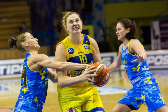 Good Angels Košice vs. Piešťanské Čajky, Hruščáková (10) vs. Bartoňová (24) (Foto: Ľubka Ištoňová)