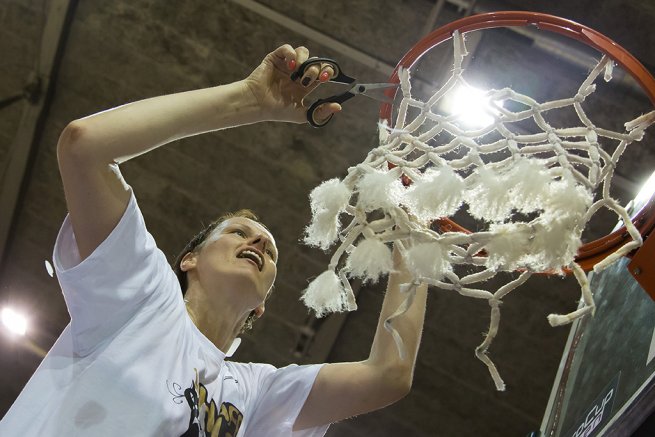 Good Angels Košice vs. Piešťanské Čajky, Jurčenková strihá sieťku (Foto: Ľubka Ištoňová)