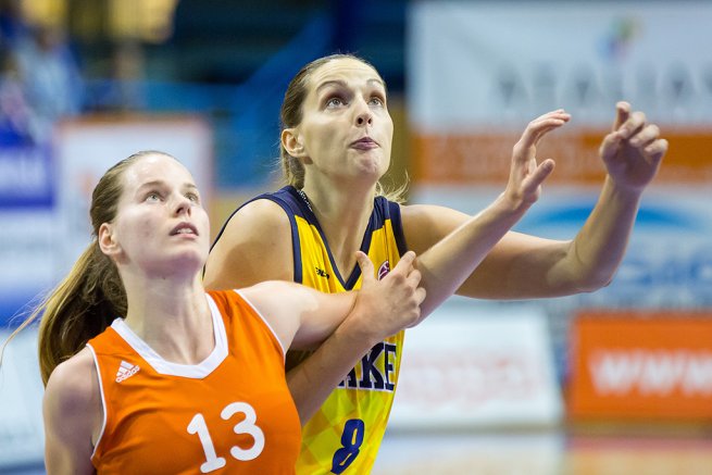 GOOD ANGELS Košice vs. MBK Ružomberok, Janoščíková (8) vs. Mištinová (13) (Foto: Ľubka Ištoňová)