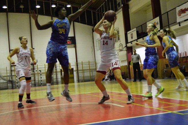 BK SOŠŽ Cassovia Košice vs. Piešťanské Čajky, Filičková (14) vs. Oliver (34) (Foto: Alžbeta Strompová)