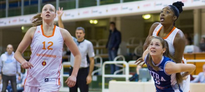 MBK Ružomberok vs. BKM Junior UKF Nitra, Kelčíková (12) a Campbell (24) vs. Martišková (8) (Foto: mbkruzomberok.sk)