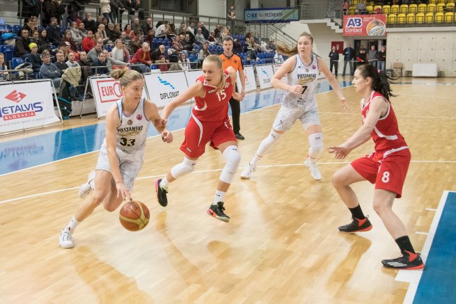 Piešťanské Čajky vs. BK ŠKP 08 Banská Bystrica, Páleníková (33) vs. Verlíková (15) (Foto: Laco Ďuračka)