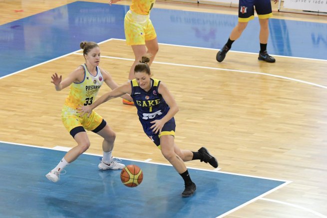 Piešťanské Čajky vs. Good Angels Košice, Páleníková (33) vs. Žirková (7) (Foto: Laco Ďuračka)