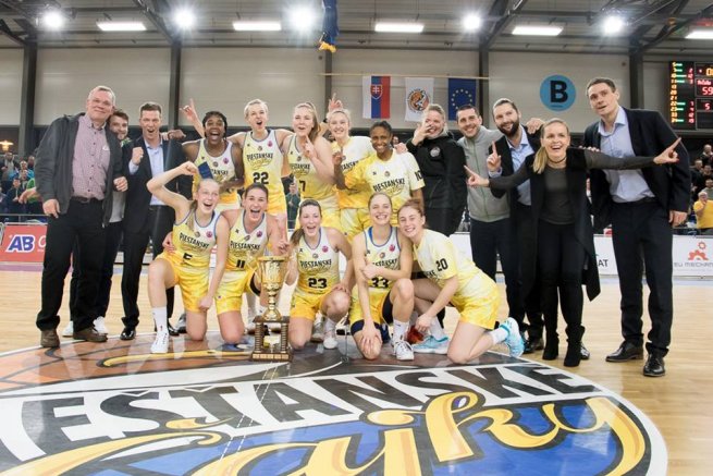Piešťanské Čajky - víťazky Slovenského pohára 2016-17 (Foto: piestanskecajky.sk)
