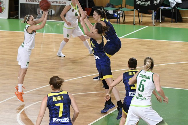 ŠBK Šamorín vs. Good Angels Košice, Sujová (11) vs. Allen (5) (Foto: Ladislav Dobsa)