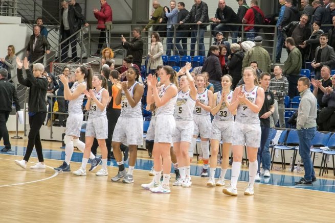 Piešťanské Čajky vs. BKM Junior SPU Nitra, ďakovačka domácich Čajok (Foto: Laco Ďuračka)