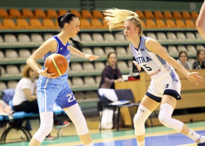 BKM Junior UKF Nitra vs. BK Slovan Bratislava, Škublová (5) vs. Turzáková (22) (Foto: Ladislav Odráška)