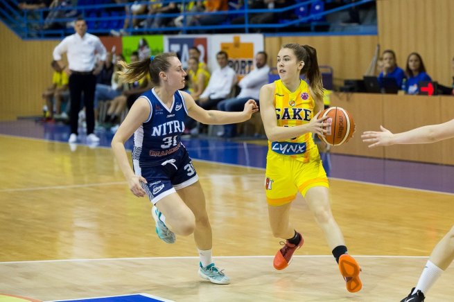 GOOD ANGELS Košice vs. BKM Junior UKF Nitra, Majorošová (10) vs. Horvátová (31) (Foto: Ľubomíra Ištoňová)