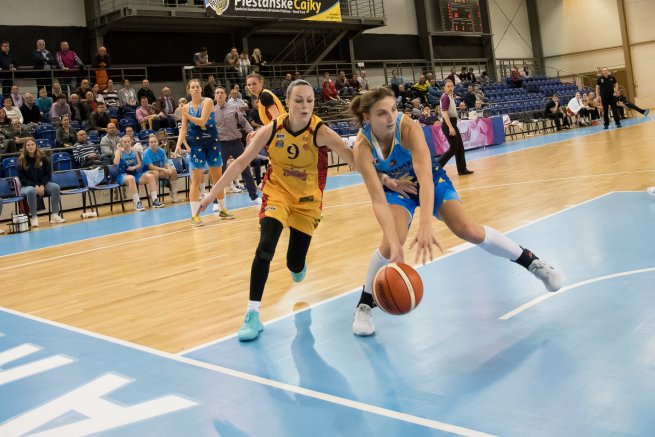 Piešťanské Čajky vs. Astana Tigers (KAZ), Zohnová (25) vs. Alishauskaite Lopatina (9) (Foto: Ladislav Duračka)