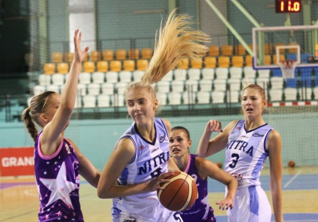 V bielom nitrianske sestry Linda a Laura Debeňové (Foto: Ladislav Odráška)