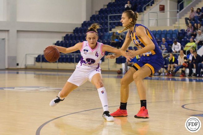 BAM Poprad vs. GOOD ANGELS Košice, Hamaliarová (4) vs. Šarauskaité (35) (Foto: Daniel Faix)