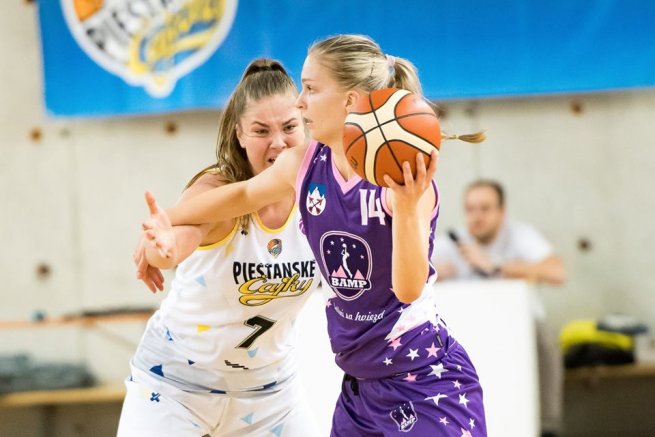 Piešťanské Čajky vs. BAM Poprad, Mikulášiková (7) vs. Drobná (14) (Foto: Laco Duračka)