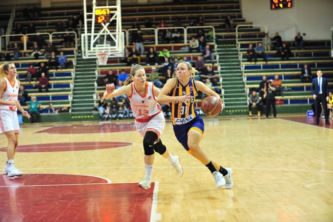 MBK Ružomberok vs. GOOD ANGELS Košice, Mištinová (13) vs. Deptová (31) (Foto: fiba.com)