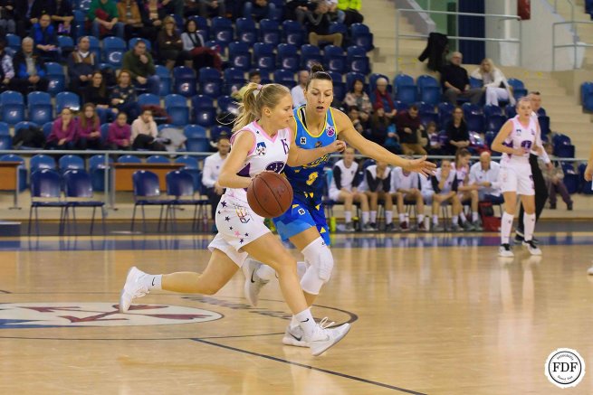 BAM Poprad vs. Piešťanské Čajky, Rodáková (13) vs, Bartáková (9) (Foto: Daniel Faix)