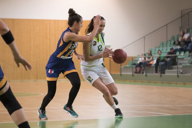 ŠBK Šamorín vs. GOOD ANGELS Košice, Bachorová (12) vs. Bilíková (11) (Foto: Ladislav Dobsa)