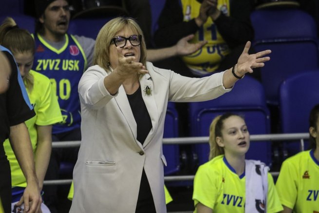 Šoproň (HUN) vs. USK Praha (CZE), trénerka Hejková (Foto: fiba.com)