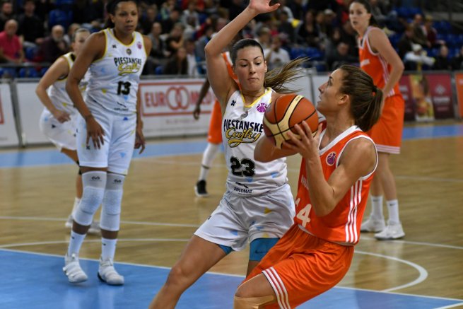 Piešťanské Čajky vs MBK Ružomberok, Angelika Slamová (23) (Foto: Laco Duračka)