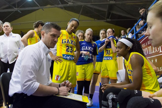 GOOD ANGELS Košice vs. MBK Ružomberok, tréner Jankovič a hráčky (Foto: Ľubomíra Ištoňová)