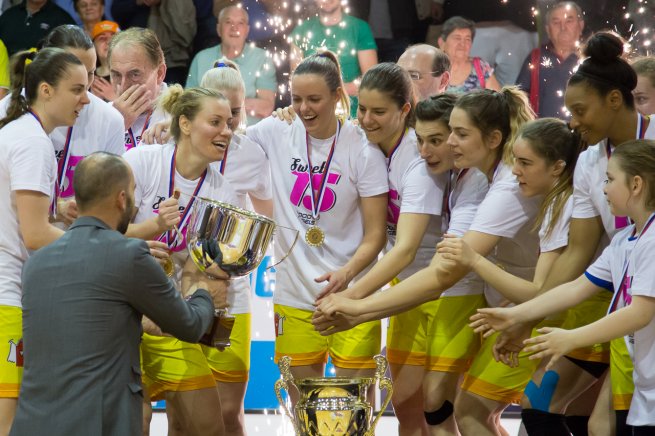 Good Angels Košice vs. MBK Ružomberok, oslava 15. titulu (Foto: Ľubomíra Ištoňová)