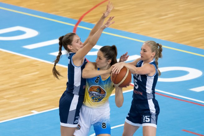 Piešťanské Čajky vs. BKM Junior UKF Nitra, Alexandra Hašková (8) (Foto: Laco Duračka)