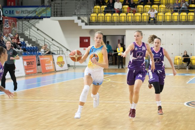 Piešťanské Čajky vs. BAM Poprad, Ivana Jakubcová (3) (Foto: Laco Duračka)