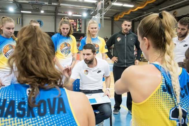 Piešťanské Čajky vs. MBK Ružomberok, tréner Richard Kucsa (Foto: Laco Duračka)