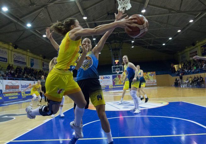 YOUNG ANGELS Košice vs. Piešťanské Čajky, Bartánusová (16) vs. Matejčíková (14) (Foto: Jäzva)