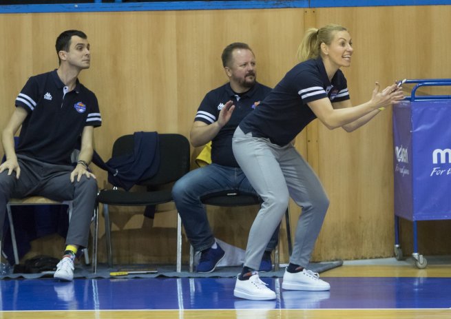 YOUNG ANGELS Košice vs. Piešťanské Čajky, trénerka Zuzana Žirková (Foto: Jäzva)