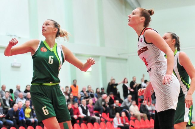 MBK Ružomberok vs. ŠBK Šamorín, Šikšniuté (14) vs. Vyňuchalová (6) (Foto: fb mbkruzomberok/Rudo Maškurica)