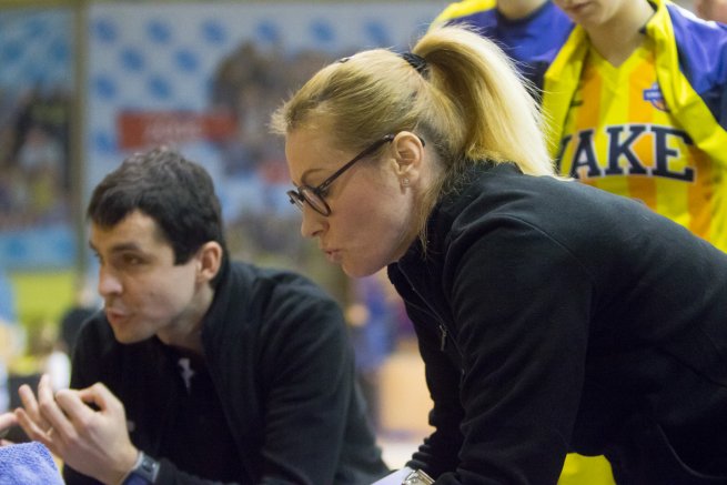 YOUNG ANGELS Košice vs. Piešťanské Čajky, trénerka Zuzana Žirková a asistent trénerky Radko Dvorščák (Foto: Jäzva)