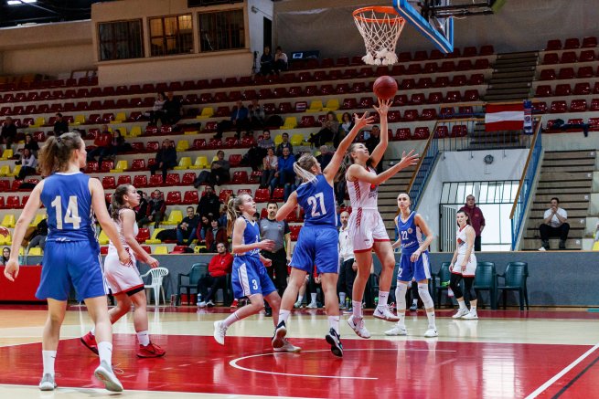 BK ŠKP 08 Banská Bystrica vs. BK Slovan Bratislava (Foto: Ivan Golembiovský)