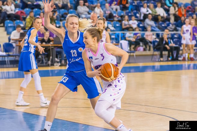 BAM Poprad vs. BK Slovan Bratislava, Dominika Rusiňáková (3) vs. Žofia Zarevúcka (13) (Foto: Daniel Faix)