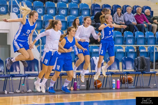 BAM Poprad vs. BK Slovan Bratislava, radosť lavičky Slovana (Foto: Daniel Faix)