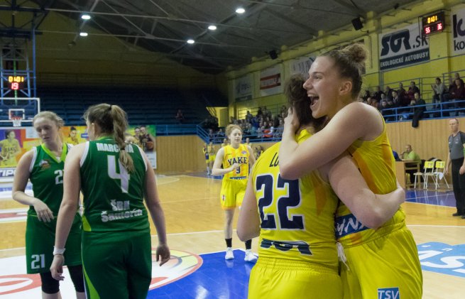 YOUNG ANGELS Košice vs. ŠBK Šamorín, Vanda Kozáková (17) a Samantha Logic (22) (Foto: Jäzva)