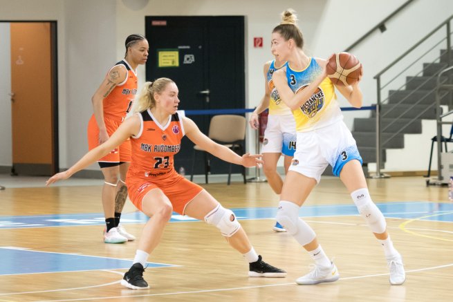 Piešťanské Čajky vs. MBK Ružomberok, Ivana Jakubcová (3) (Foto: Laco Duračka)