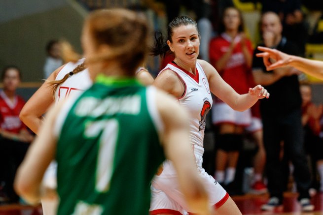 BK ŠKP 08 Banská Bystrica vs. ŠBK Šamorín, Petra Števulová (8) (Foto: Ivan Golembiovský)