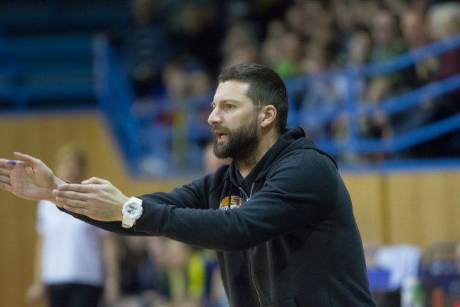 YOUNG ANGELS Košice vs. Piešťanské Čajky, tréner Richard Kucsa (Foto: Jäzva)