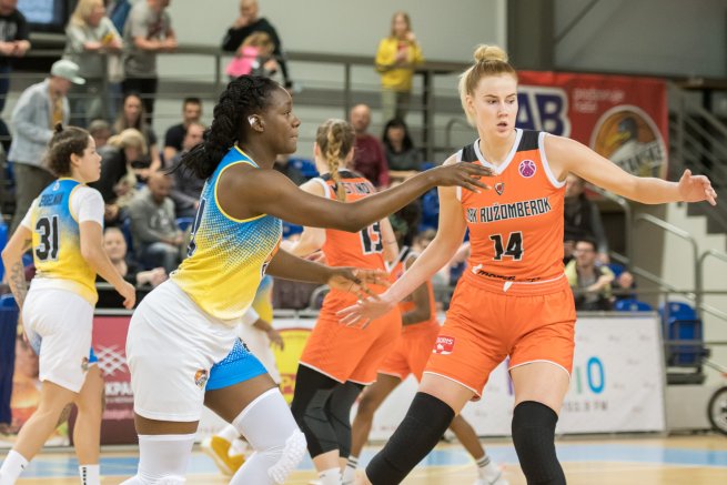 Piešťanské Čajky vs. MBK Ružomberok, Egle Šikšniuté (14) (Foto: Laco Duračka)