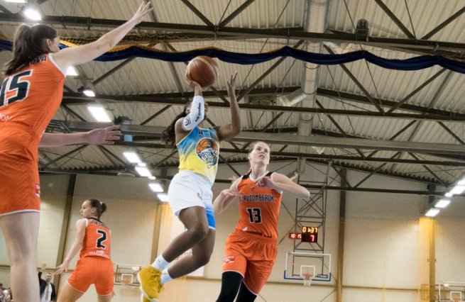 Piešťanské Čajky vs. MBK Ružomberok, Thompson (11) vs. Mištinová (13) (Foto: Laco Duračka)