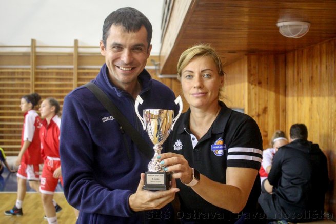 Asistent Radko Dvorščák a trénerka Zuzana Žirková, YOUNG ANGELS Košice (Foto: Pavel Netolička)