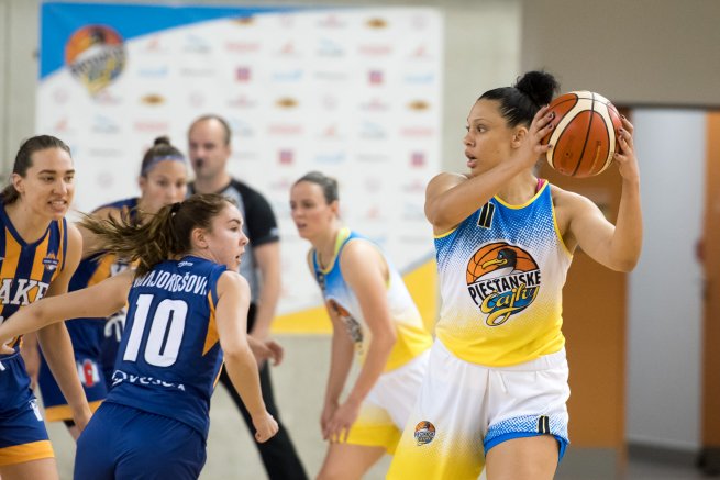Piešťanské Čajky vs. YOUNG ANGELS Košice, Danielle Hamilton-Carter (11) (Foto: Laco Duračka)