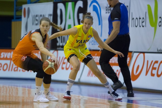 YOUNG ANGELS Košice vs. MBK Ružomberok, Michaela Balážová (19) vs. Miroslava Mištinová (13) (Foto: Jäzva)