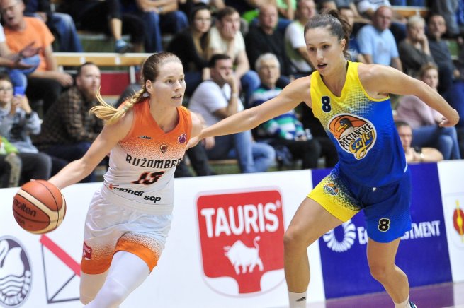 MBK Ružomberok vs. Piešťanské Čajky, Miroslava Mištinová (13) vs. Alexandra Hašková (8) (Foto: Rudo Maškurica)